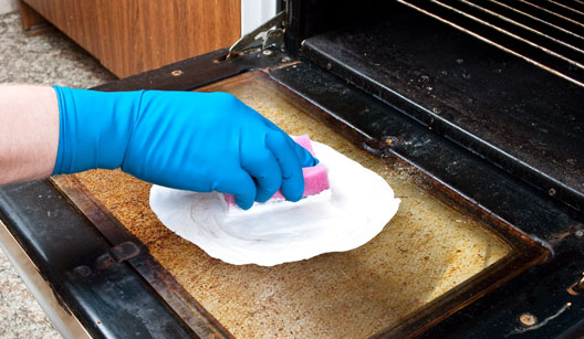 Hoje mostramos-te como limpar o tabuleiro do forno com uma simples pas